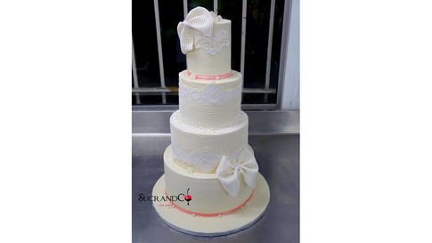 Wedding cake gâteau de mariage pour Nassima et Pierre Emmanuel amour vie diamants dentelles perles sucre cuit